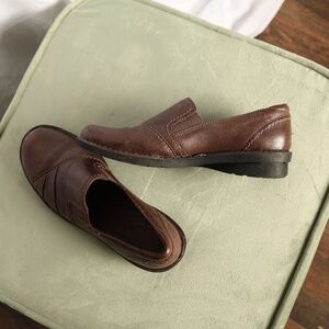 Clarks Shoes Womens Size 7.5 Slip On Loafers Brown Leather